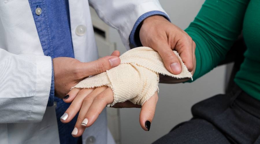 Bakırköy’de ev ortamında hastanın yarasına pansuman yapan sağlık personeli