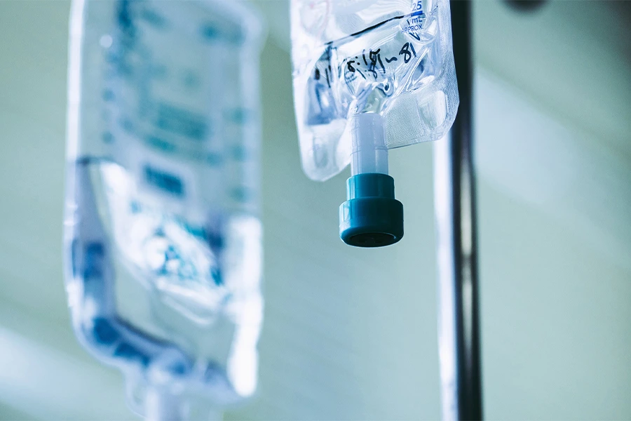 Bayrampaşa’da evde sağlık hizmeti kapsamında hastaya damar yolu ile serum uygulanması