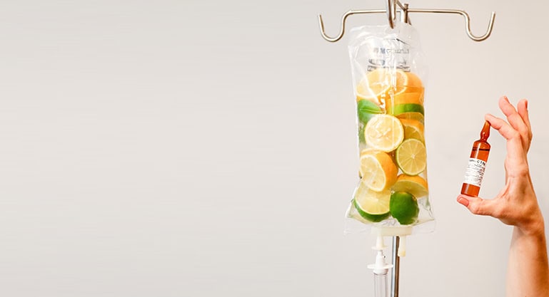 Beykoz’da evde uygulanan Myers kokteyli enerji serumu tedavisi sırasında damar yolu açılması