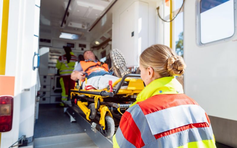 Beylikdüzü’nde hastanın evine gelen özel ambulans ve sağlık ekibi