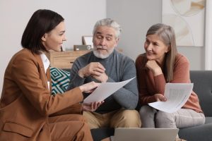 Kartal’da evde bakım hizmeti seçimini anlatan, evde bakım ekibiyle görüşen bir aile ve not alan bir sağlık danışmanı görseli.