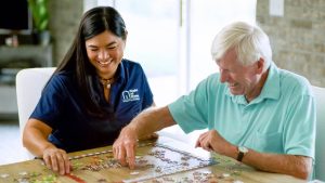 Evde bakım hizmeti alan bir kişinin evde sağlık kontrolü yapılırken kendini rahat hissettiği bir ortam.