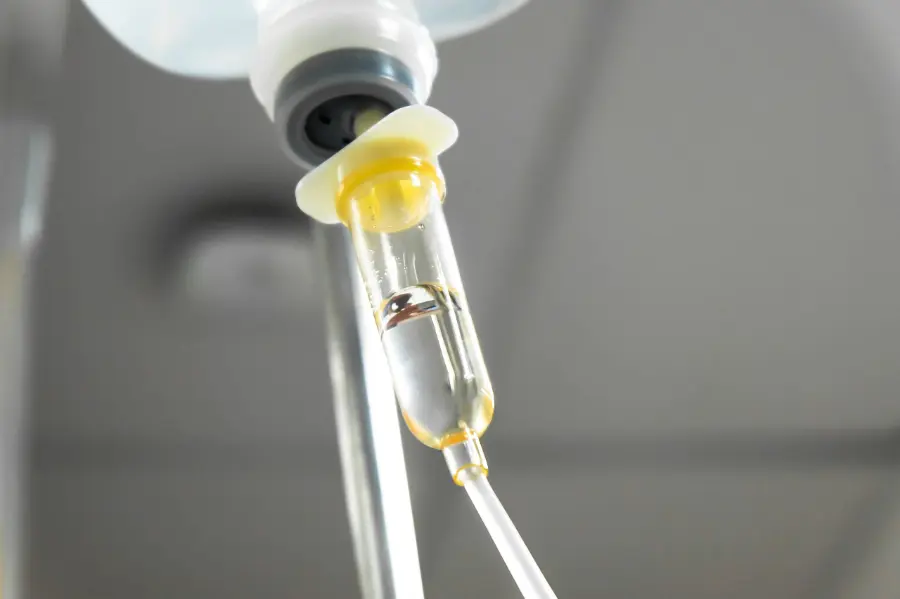 Fatih’te uygulanan glutatyon tedavisi için hazırlanan vitamin içerikli serum uygulaması