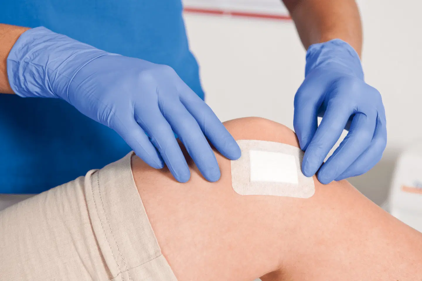 Güngören’de sağlık personelinin ev ortamında hastanın yarasına pansuman yapması