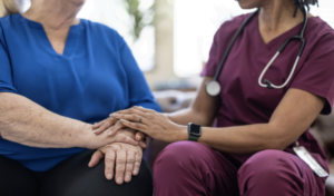 Güngören’de evde pansuman hizmetini anlatan, sağlık personelinin ev ortamında pansuman malzemelerini hazırladığı bir sahne.