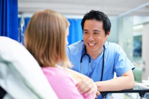 Kağıthane’de evde serum hizmetini anlatan, kimlik kartı görünen sağlık personelinin ev ortamında hazırlık yaptığı güven veren bir sahne.