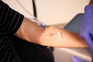 Evde sağlık personelinin damar yolu açarak hastaya serum uygulaması yapması ve vital bulguları takip etmesi.