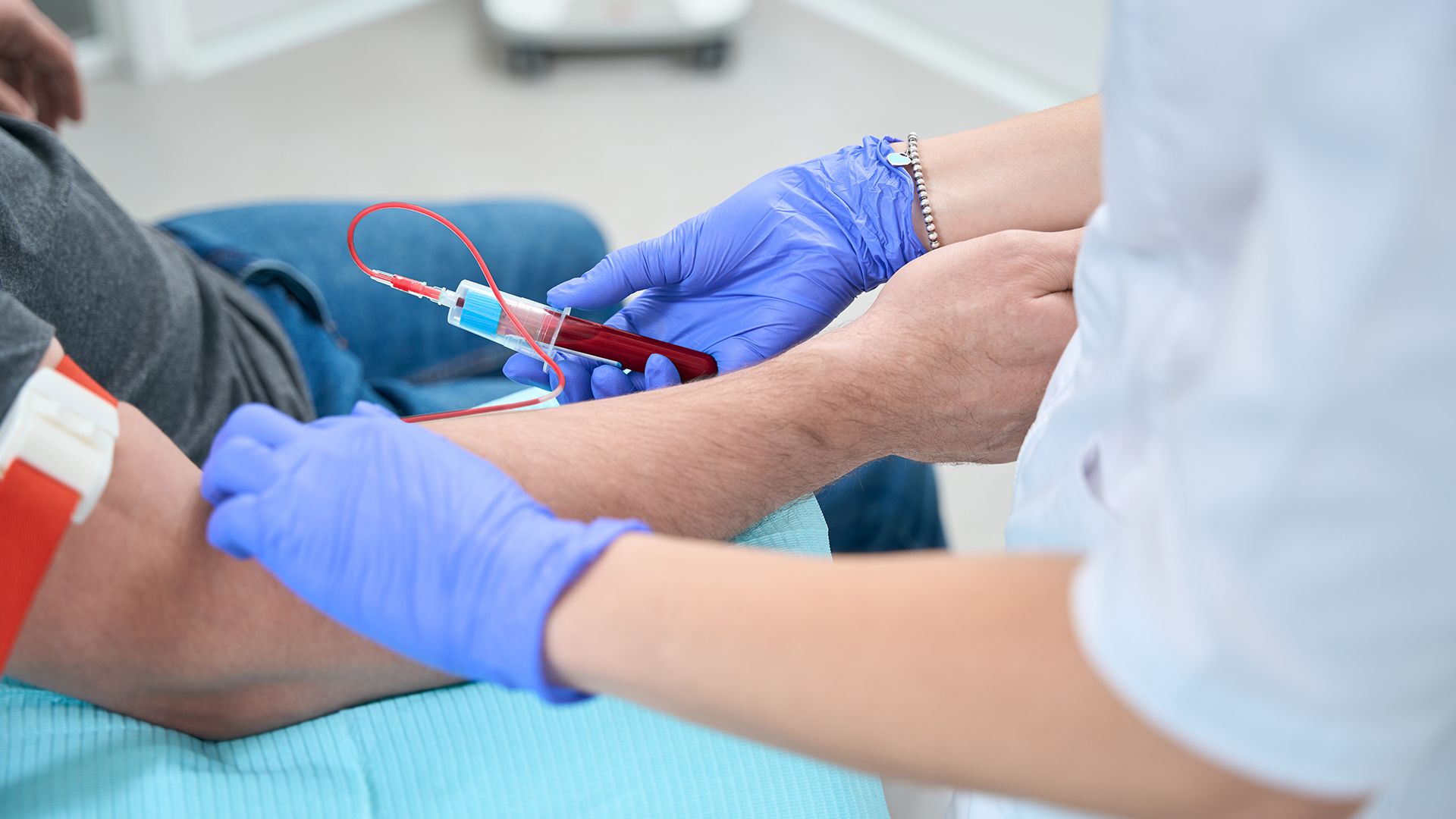 Kadıköy’de sağlık personeli tarafından hastadan laboratuvar testi için kan alınması