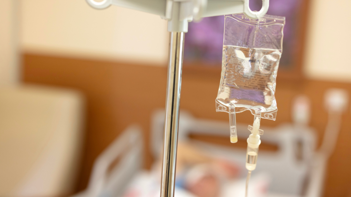 Kağıthane’de ev ortamında sağlık personeli tarafından hastaya damar yoluyla serum uygulanması