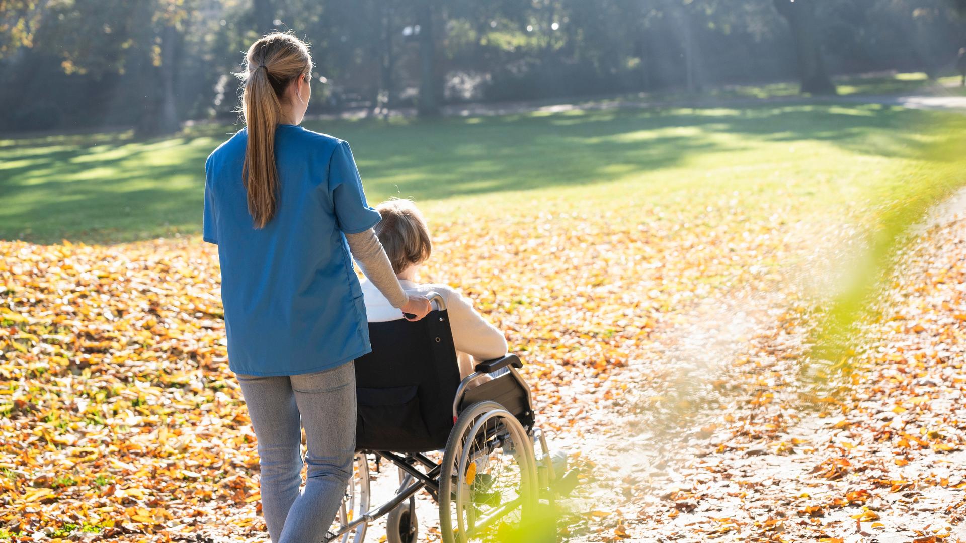 Kartal’da evde bakım hizmeti kapsamında sağlık personelinin hastaya ev ortamında destek vermesi