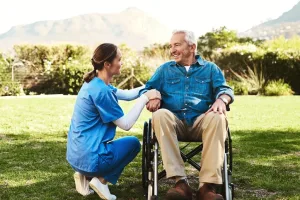 Kağıthane’de evde serum hizmetini anlatan, ev ortamında sağlık personelinin serum uygulaması yaptığı sakin bir sahne.