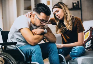 Kronik rahatsızlığı olan bir hastanın evde tansiyon ve şeker ölçümünü yapan sağlık personeli.