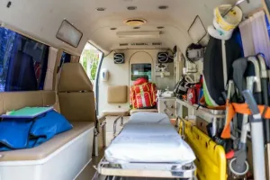 Üsküdar’da özel hasta nakil ambulansını gösteren, sedye ve temel tıbbi ekipmanların bulunduğu donanımlı araç içi görüntüsü.