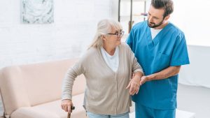 Güngören’de evde pansuman hizmetini anlatan, hemşirenin steril eldivenle pansuman yaptığı ve malzemeleri düzenlediği bir sahne.