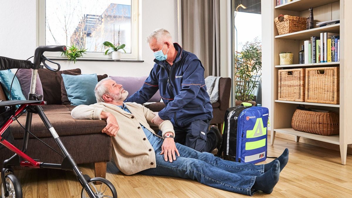 Üsküdar’da hastayı güvenli şekilde taşımak için eve gelen donanımlı ambulans ve sağlık ekibi