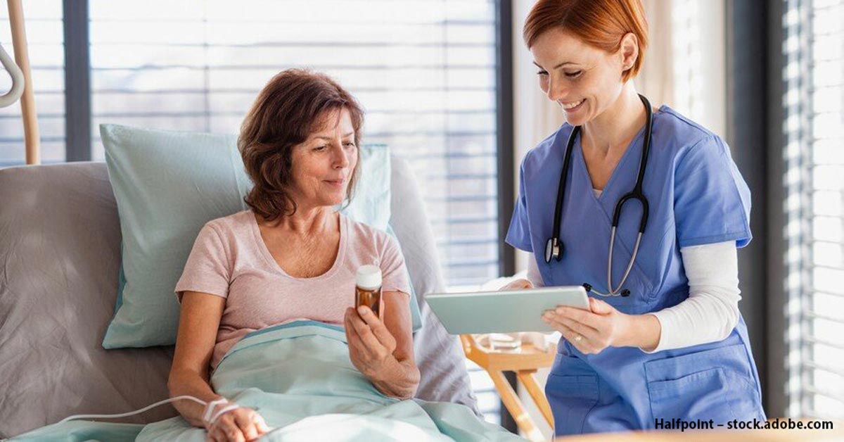 Evde doktorun hastayla konuşup tedavi planını not ettiği, masada ilaç listesi ve ölçüm cihazlarının bulunduğu bir sahne.