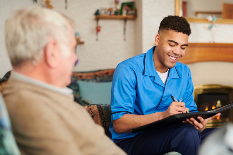 Evde bakım hizmetlerinin fiyat aralıklarını ve hizmet seçeneklerini gösteren bir görsel.