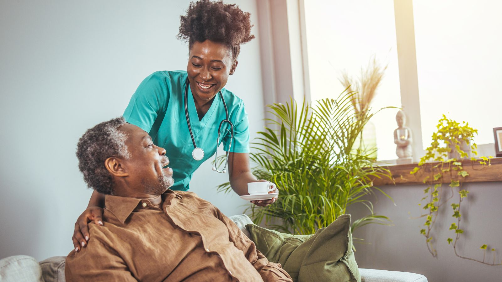 Evde bakım hizmetinden faydalanması gereken kişileri gösteren bir görsel.