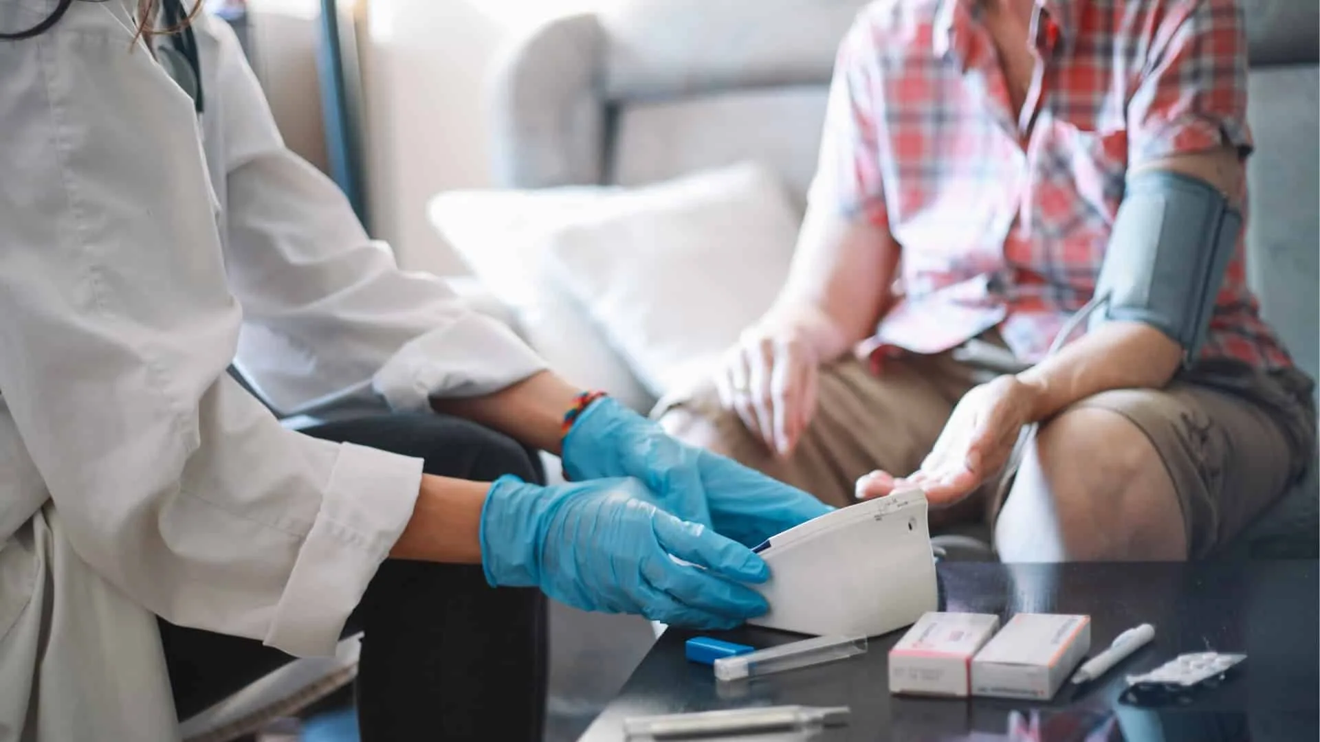 Evde hemşire çağırma sürecini anlatan ve adımları gösteren bir görsel.