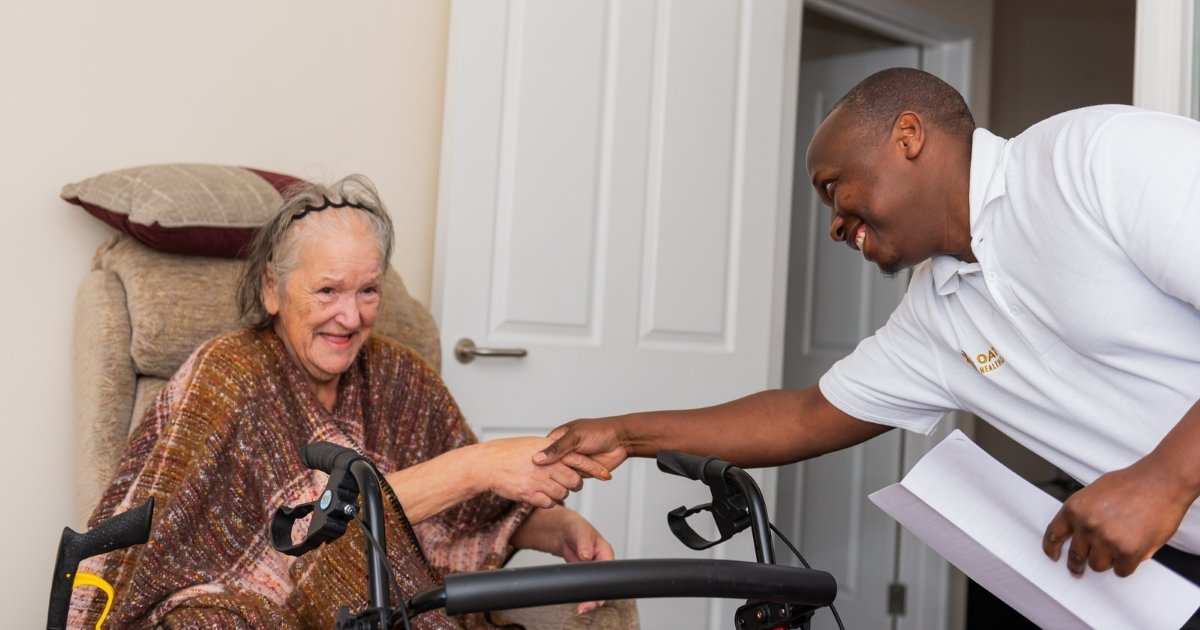 Evde sağlık hizmeti alırken uzman hemşirenin, yasal ve etik kurallar çerçevesinde hizmet sunduğu bir ortam.