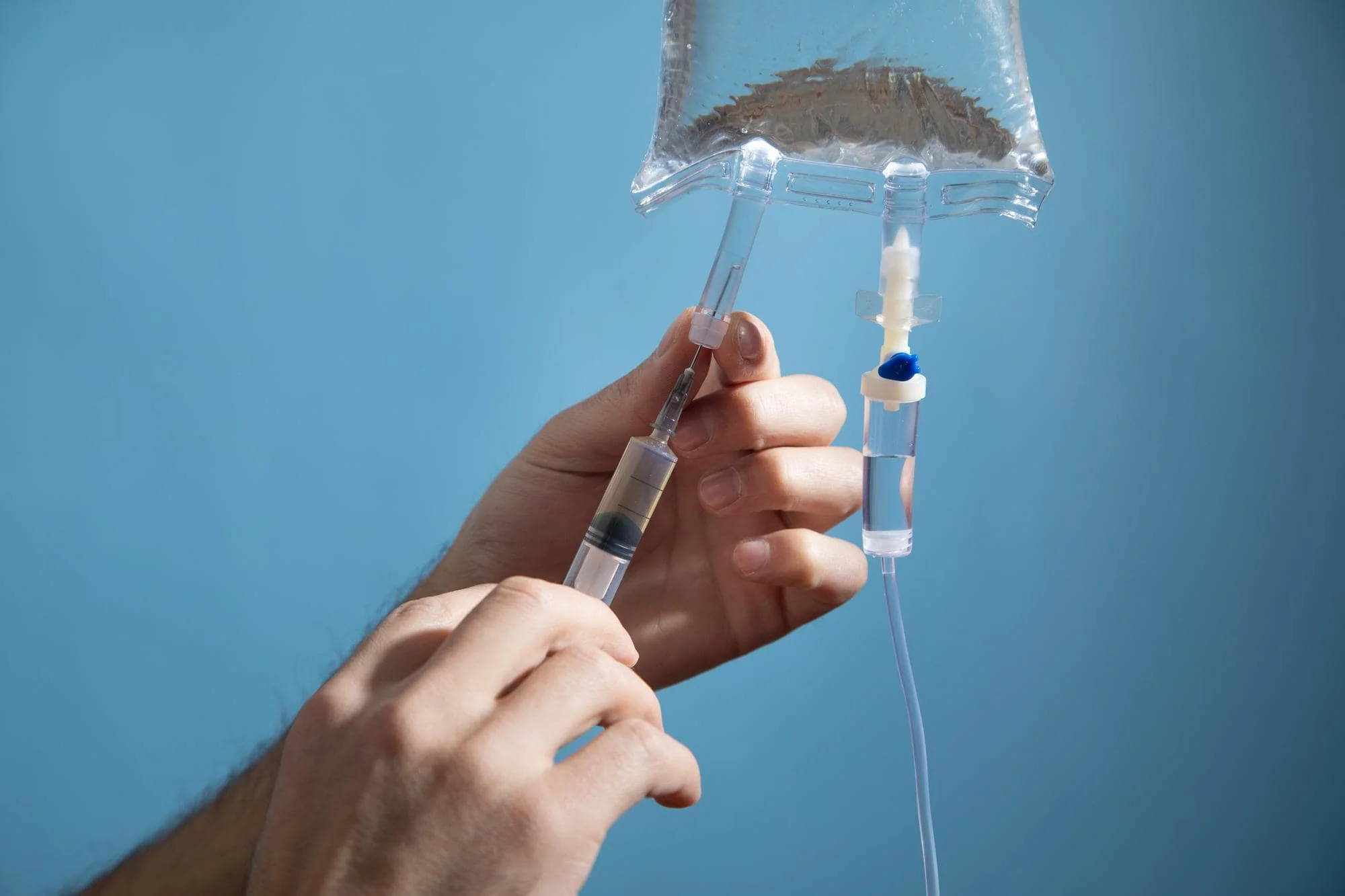 Doktorun hastanın şikâyetlerini dinleyip yaşam tarzı ve tahlil sonuçlarını değerlendirerek plan yaptığı bir muayene sahnesi.