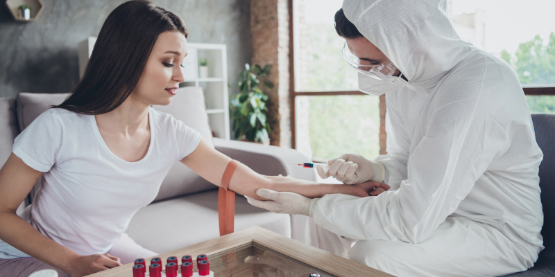 Kadıköy'de evde kan alma hizmeti, profesyonel sağlık personeli tarafından hijyenik koşullarda gerçekleştirilirken.