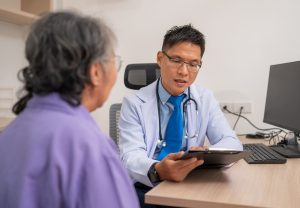 Evde doktorun kronik hastalığı olan bir hastanın tansiyonunu ölçmesi ve ilaç listesini kontrol etmesi.