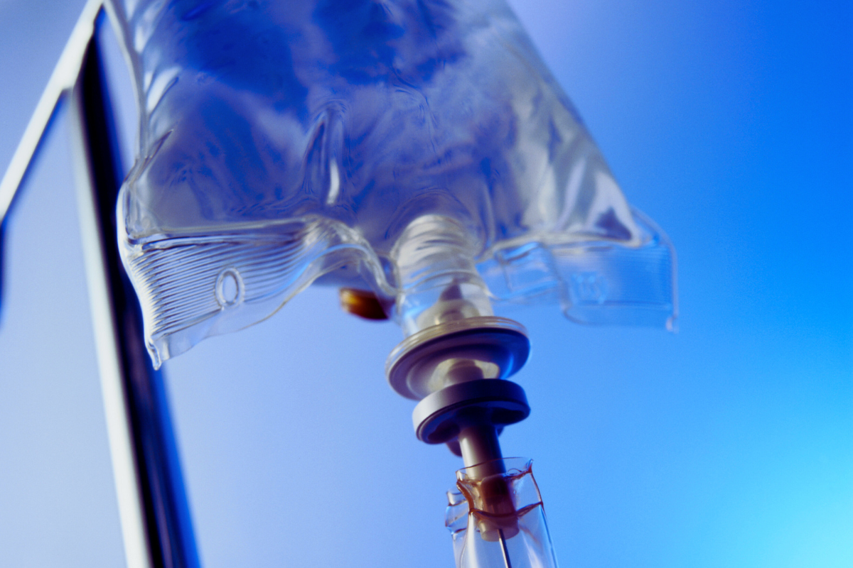 Myers kokteyli uygulaması sonrası hastanın kolundaki pansumanın kontrol edildiği ve hastanın dinlendiği bir sahne.