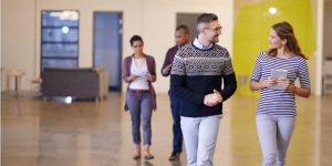 Evde sağlık hizmeti veren ekibin hastayı kontrol edip ölçümler alması ve kayıt tutması.