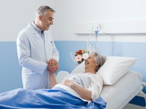 Evde sağlık hizmeti alırken tıbbi müdahaleye tabi tutulan bir hasta, rahat ve hijyenik ortamda tedavi ediliyor.