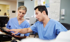 Uzman hemşire tarafından evde yapılan tıbbi işlem, hasta güvenliğini ve hijyen standartlarını gözeterek gerçekleştiriliyor.