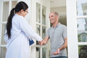 Kendi evinin salonunda, hastane stresi yaşamadan uzman bir doktor tarafından muayene edilen ve kendisini güvende hisseden hasta.