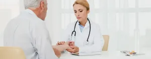 Ev ortamında bir hastanın değerlerini ölçerek genel sağlık durumunu değerlendiren uzman doktor.