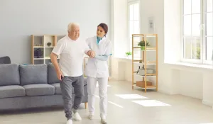 Kendi evinin salonunda, hastane standartlarındaki tıbbi cihazlarla ve uzman bir ekibin kontrolünde tedavisini gören rahatlamış hasta.